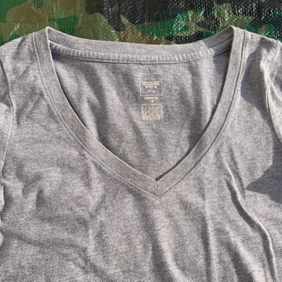 Gray v-neck long sleeve t-shirt - Picture 3 of 6